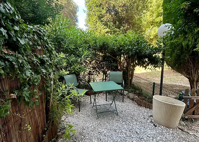 Avec Jardin Apartment